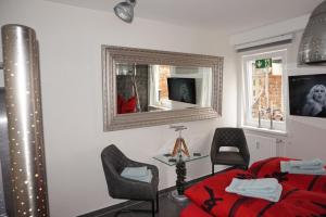 a living room with a red couch and chairs at Wismarer-Hangar in Wismar