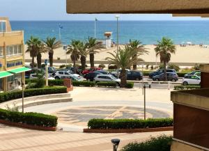 鲁西隆地区卡内Studio Cozy en Bord de Plage avec Vue Mer et Wifi的海滩旁的停车场,可停放汽车