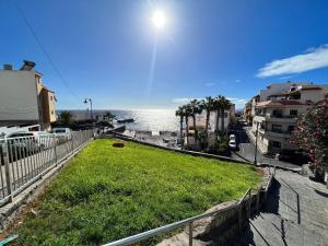 a view of the beach from the balcony of a house at ALCAMAR Habitaciones en Pisos compartidos cerca al Mar! in Alcalá