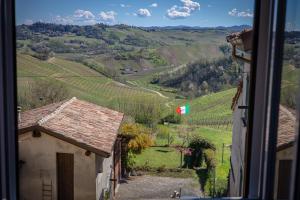 una finestra con vista su un vigneto di B&B LA MIMOSA E IL GELSOMINO a Canneto Pavese