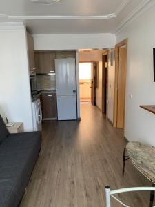 ein Wohnzimmer mit einem Sofa und einer Küche in der Unterkunft Apartamento Boliche in Benimagrell
