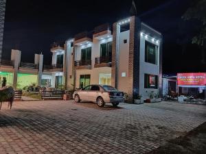 Budova, kde se hotel nachází + 11 fotografií