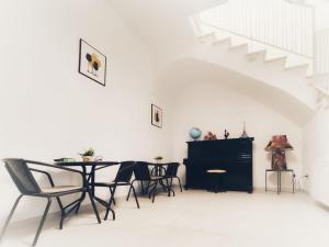 een eetkamer met een tafel en stoelen bij b&b Telesilla in Telese