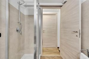 een badkamer met een inloopdouche en een inloopkast bij Loft Daiquiri nel Centro di Milano, via Sottocorno, Porta Vittoria in Milaan