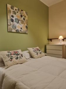 ein Schlafzimmer mit einem Bett mit zwei Kissen darauf in der Unterkunft Da Carla in Santa Maria degli Angeli