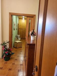 einen Flur mit Tür und Zimmer in der Unterkunft Da Carla in Santa Maria degli Angeli