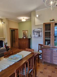 a dining room with a table and chairs at Da Carla in Santa Maria degli Angeli