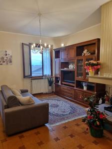 ein Wohnzimmer mit einem Sofa und einem TV in der Unterkunft Da Carla in Santa Maria degli Angeli