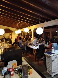 聖維森特－德拉巴爾克拉的住宿－Surfhousegerra，一群坐在餐厅桌子上的人