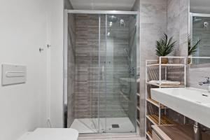 Kúpeľňa v ubytovaní Seaview apartment with heated pool by Costarentals - Ref M21