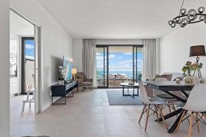Posedenie v ubytovaní Seaview apartment with heated pool by Costarentals - Ref M21