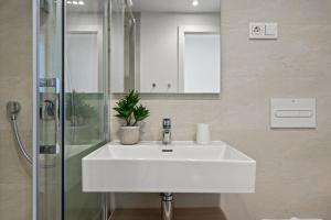 Kúpeľňa v ubytovaní Seaview apartment with heated pool by Costarentals - Ref M21