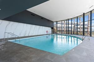 Bazén v ubytovaní Seaview apartment with heated pool by Costarentals - Ref M21 alebo v jeho blízkosti