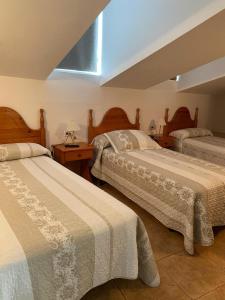 een slaapkamer met 2 bedden en een raam bij CASA RUFAS (Sierra de Guara) in Bierge