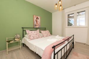 Posteľ alebo postele v izbe v ubytovaní Apartments Villa White House