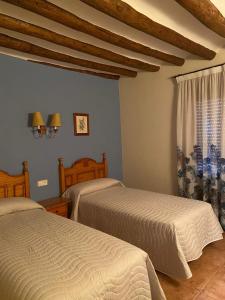 een slaapkamer met 2 bedden en een raam bij CASA RUFAS (Sierra de Guara) in Bierge