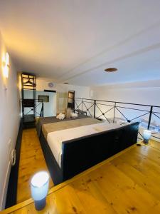 1 dormitorio con 1 cama grande en el balcón en Casa vacanze Al Civico 72, en Pizzo
