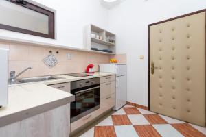 Kuchyňa alebo kuchynka v ubytovaní Apartments Villa White House
