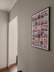 un dipinto appeso a un muro in una stanza di Le Mistralet a Salon-de-Provence