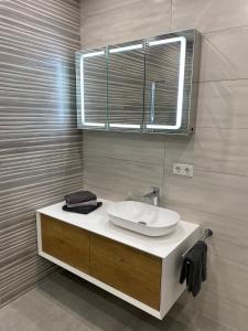 La salle de bains est pourvue d'un lavabo et d'un miroir. dans l'établissement Ferienwohnungen Nalbach Bierbach, à Nalbach