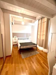 マントヴァにあるResidenza Serenaのベッド付きのウッドフロアの客室です。