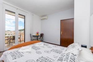 Posteľ alebo postele v izbe v ubytovaní Apartments Villa White House