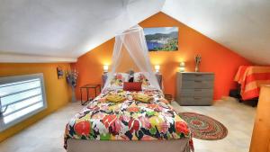 勒穆莱Studio T1 bis La Belle Vue, vue mer, wifi, plage à 50m的带天篷床的卧室