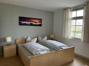 um quarto com 2 camas e uma janela em Pension Bootshaus em Weißenfels