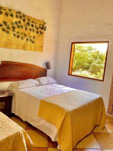 1 dormitorio con 2 camas y ventana en O Sole Mio - Hotel Pousada, en Planura