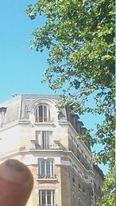 a building with a window on the side of it at Vue sur les toits de Paris, tour Effeil, centre malakoff, chambre chez l'habitant, sans ascenseur, à deux pas de Paris in Malakoff