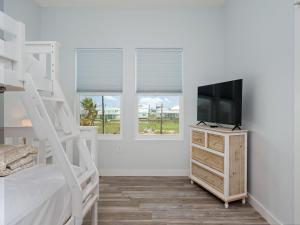 - une chambre avec des lits superposés et une télévision à écran plat dans l'établissement Circle P Coastal, à Rockport