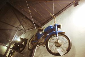 ノヴァ・ゴリツァにあるGARAGE HOSTELの青いバイクが鎖に掛けられている