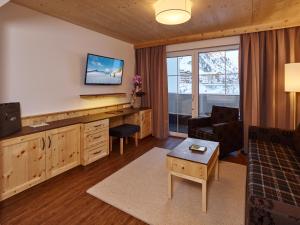 ein Wohnzimmer mit einem Flachbildfernseher an der Wand in der Unterkunft Hotel Venter Bergwelt in Vent + 102 Fotos