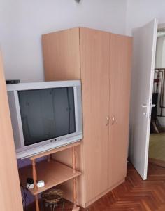 Una televisión o centro de entretenimiento en Kuca za odmor Simic