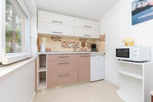 Kuchyňa alebo kuchynka v ubytovaní Apartments Villa White House