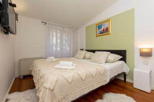 Posteľ alebo postele v izbe v ubytovaní Apartments Villa White House