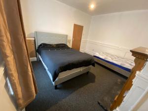 een kleine slaapkamer met 2 bedden bij Southgate Lodge - Single/Twin, Double and Family rooms in Kings Lynn