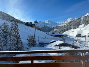 Zdjęcie z galerii obiektu Appartement spacieux rénové ski aux pieds, balcon, parking, Wi-Fi - FR-1-688-50 w Méribel