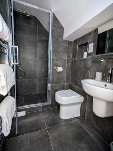 W łazience znajduje się toaleta, umywalka i prysznic. w obiekcie The Westcott by the Sea - Just for Adults w mieście Falmouth