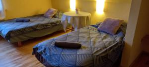 Cette chambre comprend un lit, un canapé et une table. dans l'établissement Viesu nams Bušelis, à Turaida