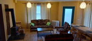 Viesu nams Bušelis في Turaida: غرفة معيشة مع أريكة ومدفأة