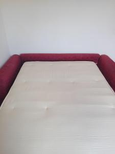 un primo piano di un letto in una stanza di Casa Francesco a Castellammare del Golfo