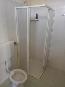 bagno con doccia e servizi igienici. di Casa Francesco a Castellammare del Golfo