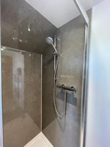 La salle de bains est pourvue d'une douche avec une porte en verre. dans l'établissement Mayfair, Tintagel 3 bed sleeps 6, à Tintagel