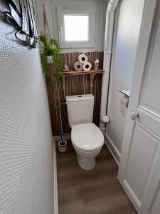 ein kleines Bad mit einem WC und einem Fenster in der Unterkunft L'air de la mer deux étoiles in Dieppe