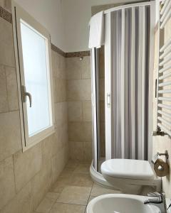 莫諾波利的住宿－Donna Nina，带淋浴、卫生间和盥洗盆的浴室