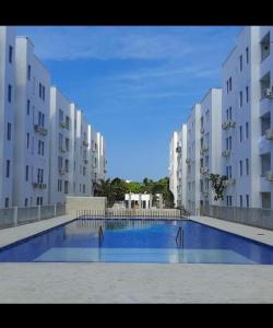 een groot zwembad voor sommige gebouwen bij Apartamento nuevo en Coveñas in Coveñas