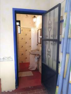 Baño con puerta que da a un baño con lavabo en Taxco en el Cielo 2 VIVELO!!, en Taxco de Alarcón