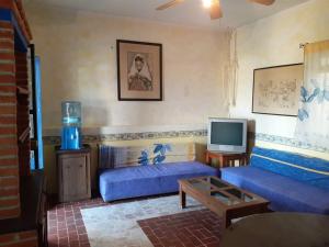 sala de estar con sofás azules y TV en Taxco en el Cielo 2 VIVELO!!, en Taxco de Alarcón