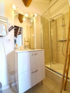 a bathroom with a sink and a shower at Maison Kyprea: charmant appartement /duplex , spacieux, tout confort avec terrasse extérieure privée, parking privatif , vue pittoresque sur la citadelle de Corté et les montagnes. in Corte